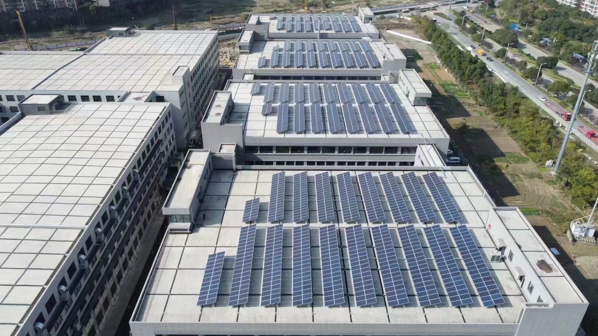 工業(yè)光伏支架材質全解析：特性、作用與應用場景